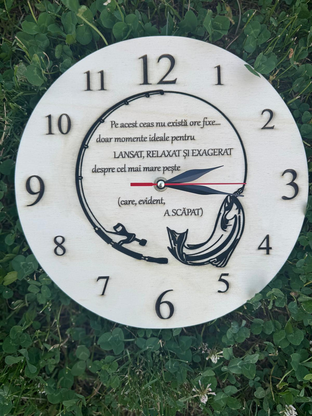 Ceas Decorativ Pescar – Plop Gravat și Tăiat Laser